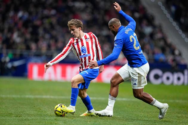 November 29, 2025, Madrid, Madrid, Spain: Pablo Barrios of Atletico de Madrid and Salomon Rondon of Real Oviedo in action during the Spanish League, LaLiga EA Sports, football match played between Atletico de Madrid and Real Oviedo at Riyadh Air Metropolitano stadium on November 29, 2025, in Madrid, Spain. Madrid Spain - ZUMAa181 20251129_zaa_a181_265 Copyright: xOscarxJ.xBarrosox