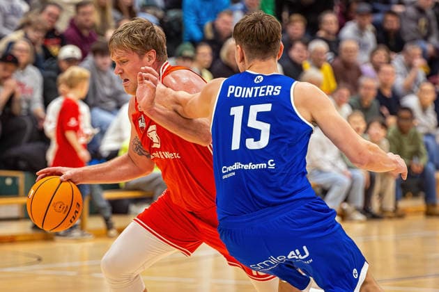 29 11 2025, xovx, Basketball 1 Regionalliga Südwest, Lich Basketball ROTH Energie Gießen Pointers v l Johannes Lischka Lich Basketball , Kai Müsse Gießen Pointers Lich Dietrich Bonhoeffer Halle Hessen Germany EN
