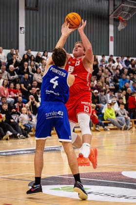 29 11 2025, xovx, Basketball 1 Regionalliga Südwest, Lich Basketball ROTH Energie Gießen Pointers v l Lars Müsse Gießen Pointers , Johannes Lischka Lich Basketball Lich Dietrich Bonhoeffer Halle Hessen Germany DE