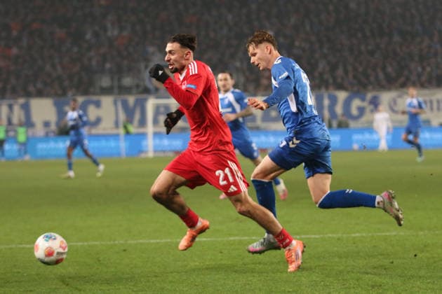 29 11 2025 Soccer Men 2025 2026 2 Bundesliga 14 Matchday 1 FC Magdeburg 1 FC Nürnberg Avnet Arena Magdeburg Berkay Yilmaz FCN, red is followed by Philipp Hercher FCM, blue Magdeburg Saxony Anhalt Germany