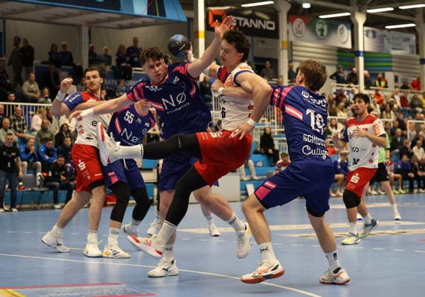 from l Jan Schmidt TSV Bayer Dormagen 42 , Mex Raguse HBW Balingen Weilstetten 06 , Finn Schroven TSV Bayer Dormagen 19 , in the background other players TSV Bayer Dormagen vs HBW Balingen Weilstetten, Matchday 13, Handball, 2 HBL, Season 2025 2026, 29 11 2025 TSV Bayer Dormagen vs HBW Balingen Weilstetten, Matchday 13, Handball, 2 HBL, Season 2025 2026, 29 11 2025 Dormagen Copyright: xEibner-Pressefoto ThomasxStoeckex EP_TSR
