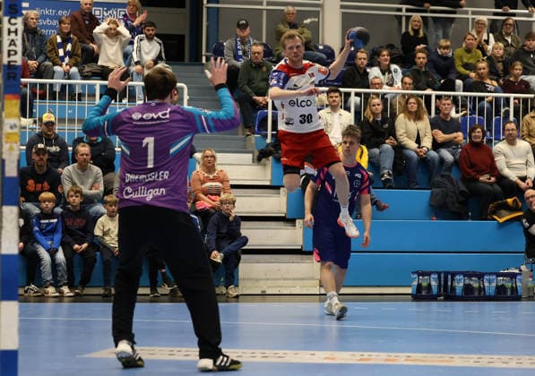 f l Louis Oberosler TSV Bayer Dormagen 01 , Sascha Pfattheicher HBW Balingen Weilstetten 30 TSV Bayer Dormagen vs HBW Balingen Weilstetten, Matchday 13, Handball, 2 HBL, Season 2025 2026, 29 11 2025 TSV Bayer Dormagen vs HBW Balingen Weilstetten, Matchday 13, Handball, 2 HBL, Season 2025 2026, 29 11 2025 Dormagen Copyright: xEibner-Pressefoto ThomasxStoeckex EP_TSR