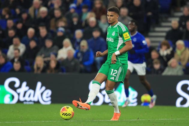 29th November 2025; Hill Dickinson Stadium, Liverpool, England; Premier League Football, Everton versus Newcastle United; Malick Thiaw of Newcastle United passes the ball  DavidxBlunsden
