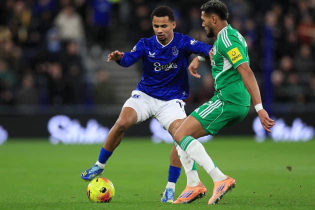 29th November 2025; Hill Dickinson Stadium, Liverpool, England; Premier League Football, Everton versus Newcastle United; Iliman Ndiaye of Everton controls the ball under pressure from Joelinton of Newcastle United  DavidxBlunsden