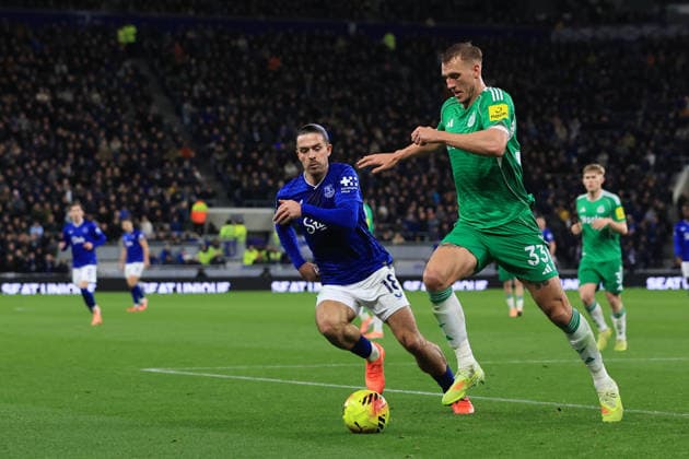 29th November 2025; Hill Dickinson Stadium, Liverpool, England; Premier League Football, Everton versus Newcastle United; Dan Burn of Newcastle United controls the ball under pressure from Jack Grealish of Everton  DavidxBlunsden