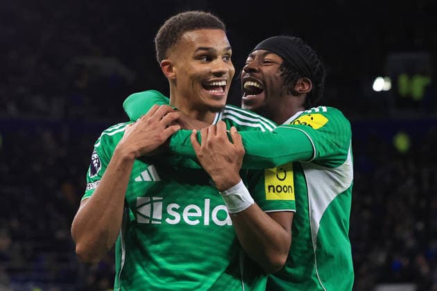 Sport Bilder des Tages 29th November 2025; Hill Dickinson Stadium, Liverpool, England; Premier League Football, Everton versus Newcastle United; Malick Thiaw of Newcastle United celebrates after scoring his side& x2019;s fourth goal with team mate Anthony Elanga  DavidxBlunsden