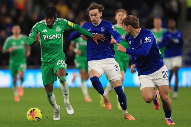 29th November 2025; Hill Dickinson Stadium, Liverpool, England; Premier League Football, Everton versus Newcastle United; Anthony Elanga of Newcastle United takes on James Garner and Kiernan Dewsbury-Hall of Everton  DavidxBlunsden