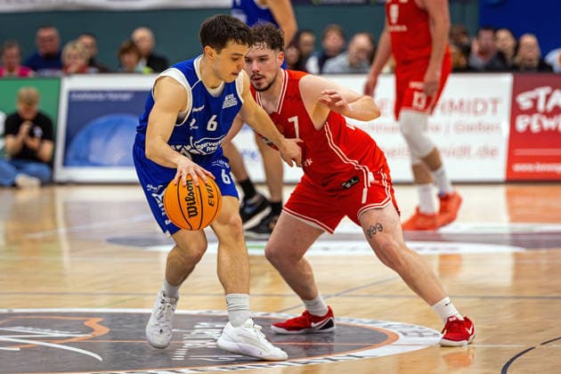 29 11 2025, xovx, Basketball 1 Regionalliga Südwest, Lich Basketball ROTH Energie Gießen Pointers v l Nejc Tevzic Gießen Pointers , Fritz Rostek Lich Basketball Lich Dietrich Bonhoeffer Halle Hessen Deutschland DE