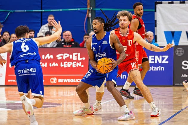 29 11 2025, xovx, Basketball 1 Regionalliga Südwest, Lich Basketball ROTH Energie Gießen Pointers v l Nejc Tevzic Gießen Pointers , Ezekiel David Crawford Gießen Pointers , Gregor Gümbel Lich Basketball , David Amaize Lich Basketball Lich Dietrich Bonhoeffer Halle Hessen Germany EN