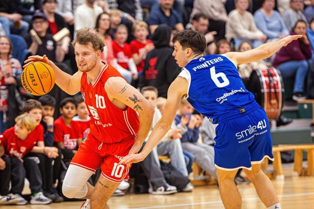 29 11 2025, xovx, Basketball 1 Regionalliga Südwest, Lich Basketball ROTH Energie Gießen Pointers v l Gregor Gümbel Lich Basketball , Nejc Tevzic Gießen Pointers Lich Dietrich Bonhoeffer Halle Hessen Germany EN