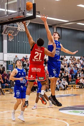 29 11 2025, xovx, Basketball 1 Regionalliga Südwest, Lich Basketball ROTH Energie Gießen Pointers v l Nejc Tevzic Gießen Pointers , David Amaize Lich Basketball , Lars Müsse Gießen Pointers Lich Dietrich Bonhoeffer Halle Hessen Germany EN