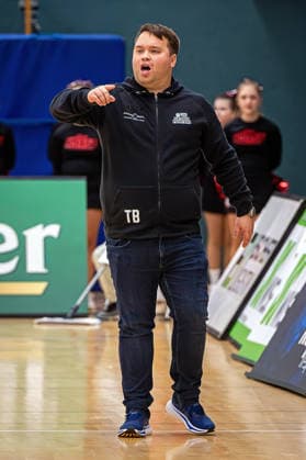 29 11 2025, xovx, Basketball 1 Regionalliga Südwest, Lich Basketball ROTH Energie Gießen Pointers Trainer Tobias Bender Gießen Pointers , Freisteller Lich Dietrich Bonhoeffer Halle Hessen Deutschland DE