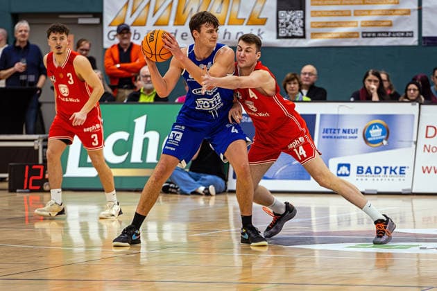 29 11 2025, xovx, Basketball 1 Regionalliga Südwest, Lich Basketball ROTH Energie Gießen Pointers v l Hanno Kotulla Lich Basketball , Lars Müsse Gießen Pointers , Finn Jakob Lich Basketball Lich Dietrich Bonhoeffer Halle Hessen Germany EN