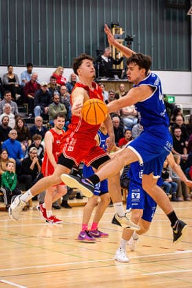29 11 2025, xovx, Basketball 1 Regionalliga Südwest, Lich Basketball ROTH Energie Gießen Pointers v l Fritz Rostek Lich Basketball , Hanno Kotulla Lich Basketball , Isisah Cade Gießen Pointers , Nejc Tevzic Gießen Pointers , Lars Müsse Gießen Pointers Lich Dietrich Bonhoeffer Halle Hessen Germany EN