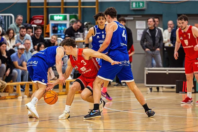 29 11 2025, xovx, Basketball 1 Regionalliga Südwest, Lich Basketball ROTH Energie Gießen Pointers v l Nejc Tevzic Gießen Pointers , Hanno Kotulla Lich Basketball , Isisah Cade Gießen Pointers , Lars Müsse Gießen Pointers , Fritz Rostek Lich Basketball Lich Dietrich Bonhoeffer Halle Hessen Deutschland DE