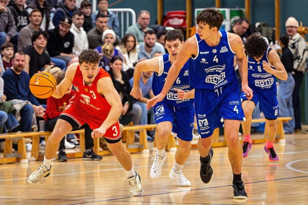 29 11 2025, xovx, Basketball 1 Regionalliga Südwest, Lich Basketball ROTH Energie Gießen Pointers v l Hanno Kotulla Lich Basketball , Nejc Tevzic Gießen Pointers , Lars Müsse Gießen Pointers , Isisah Cade Gießen Pointers Lich Dietrich Bonhoeffer Halle Hessen Germany EN