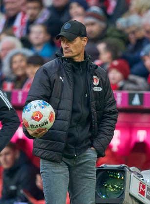 headcoach Alexander Blessin of St.Pauli in the match FC BAYERN MÜNCHEN - FC ST. PAULI 3-1 on November 29, 2025 at Allianz Arena München, Germany. Season 2026 2026, 1.Bundesliga, FCB, matchday 12,