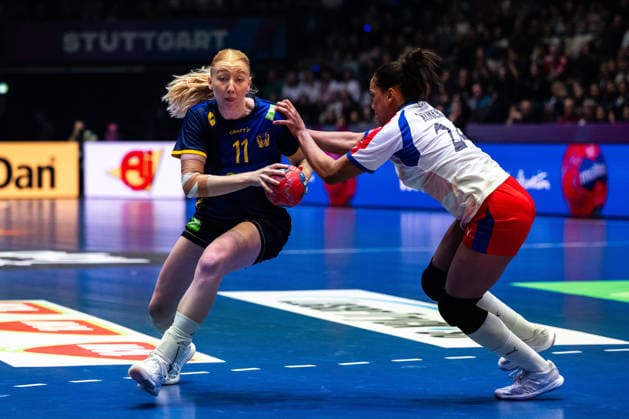 251129 Tyra Axnar of Sweden and Schakira Robert Reinoso of Cuba during the 2025 IHF Women™s World Championship handball match between Cuba and Sweden on November 29, 2025 in Stuttgart Photo Emma Wallskog BILDBYRAN COP 320 EW0595 handball handball handball bbeng vm handball vm handbolls vm ihf handball world championship world handball championship 2025 world championship 2025 cuba sverige sweden dam  Copyright: EMMAxWALLSKOG BB251129EW100
