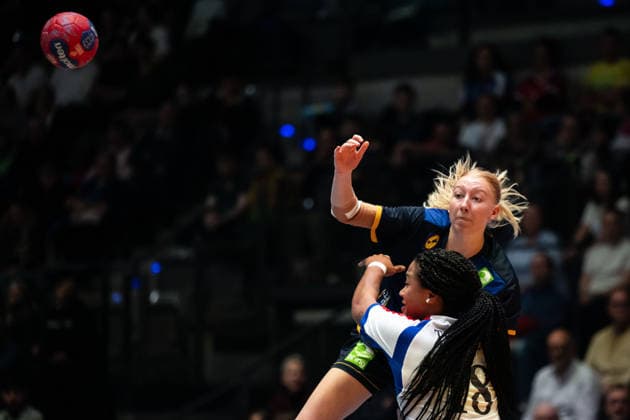 251129 Tyra AxnÃ r of Sweden and Lorena AidÃ Tellez Delgado of Cuba during the 2025 IHF Women™s World Championship handball match between Cuba and Sweden on November 29, 2025 in Stuttgart Photo Emma Wallskog BILDBYRAN COP 320 EW0595 handball handboll handball bbeng vm handball vm handbolls vm ihf handball world championship world handball championship 2025 world championship 2025 cuba sverige sweden dam  Copyright: EMMAxWALLSKOG BB251129EW101