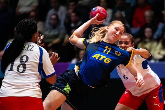 251129 Tyra Axnar of Sweden and Dianny Regla Gonzalez Romero of Cuba during the 2025 IHF Women™s World Championship handball match between Cuba and Sweden on November 29, 2025 in Stuttgart Photo Emma Wallskog BILDBYRAN COP 320 EW0595 handball handboll handball bbeng vm handball vm handbolls vm ihf handball world championship world handball championship 2025 world championship 2025 cuba sverige sweden dam  Copyright: EMMAxWALLSKOG BB251129EW102