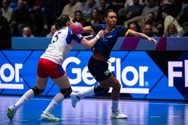 251129 Odalys Escalona Iglesias of Cuba and Jamina Roberts of Sweden during the 2025 IHF Women™s World Championship handball match between Cuba and Sweden on November 29, 2025 in Stuttgart Photo Emma Wallskog BILDBYRAN COP 320 EW0595 handball handball handball bbeng vm handball vm handbolls vm ihf handball world championship world handball championship 2025 world championship 2025 cuba sverige sweden dam  Copyright: EMMAxWALLSKOG BB251129EW107
