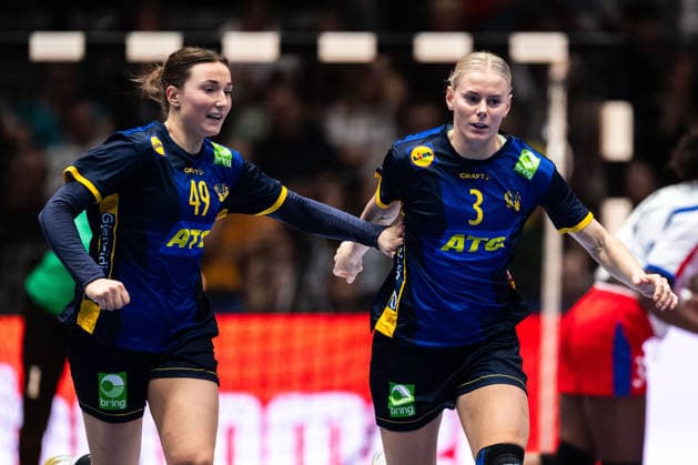 251129 Olivia Löfqvist and Nina Koppang of Sweden during the 2025 IHF Women™s World Championship handball match between Cuba and Sweden on November 29, 2025 in Stuttgart Photo Emma Wallskog BILDBYRAN COP 320 EW0595 handball handball handball bbeng vm handball vm handbolls vm ihf handball world championship world handball championship 2025 world championship 2025 cuba sverige sweden dam  Copyright: EMMAxWALLSKOG BB251129EW113