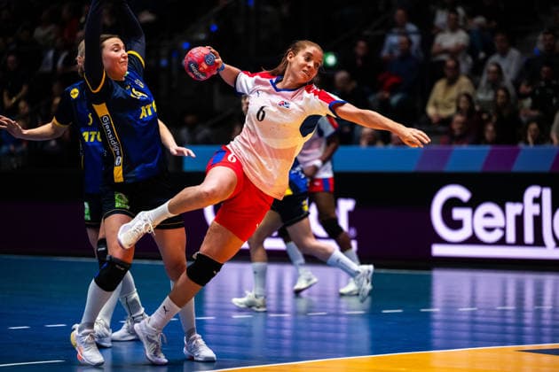 251129 Olivia Löfqvist of Sweden and Dianny Regla Gonzalez Romero of Cuba during the 2025 IHF Women™s World Championship handball match between Cuba and Sweden on November 29, 2025 in Stuttgart Photo Emma Wallskog BILDBYRAN COP 320 EW0595 handball handball handball bbeng vm handball vm handbolls vm ihf handball world championship world handball championship 2025 world championship 2025 cuba sverige sweden dam  Copyright: EMMAxWALLSKOG BB251129EW117