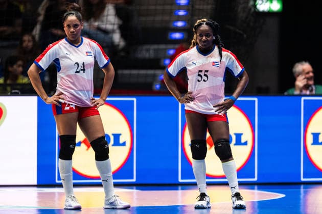251129 Schakira Robert Reinoso and Yarumy Cespedes Chirino of Cuba look dejected during the 2025 IHF Women™s World Championship handball match between Cuba and Sweden on November 29, 2025 in Stuttgart Photo Emma Wallskog BILDBYRAN COP 320 EW0595 handball handboll handball bbeng vm handball vm handbolls vm ihf handball world championship world handball championship 2025 world championship 2025 cuba sverige sweden dam depp  Copyright: EMMAxWALLSKOG BB251129EW120