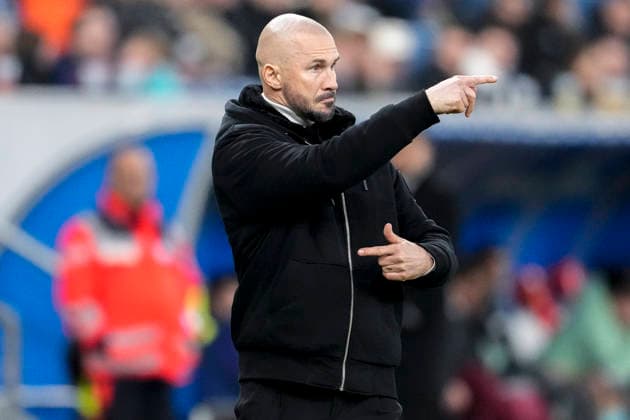 Christian Ilzer coach, head coach, Hoffenheim , gives instructions, gestures, gesticulates with arms, single image, single photo, action, action, 29 11 2025, Sinsheim Germany , Football, Bundesliga, TSG 1899 Hoffenheim FC Augsburg, DFB DFL REGULATIONS PROHIBIT ANY USE OF PHOTOGRAPHS AS IMAGE SEQUENCES AND OR QUASI VIDEO xozx
