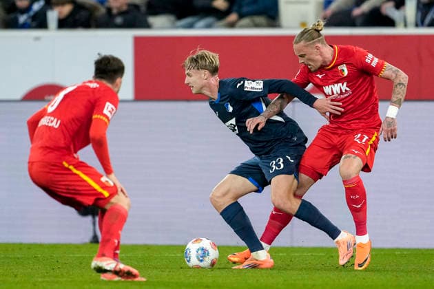 v li Elvis Rexhbecaj FCA, 8 , Max Moerstedt Hoffenheim, 33 , Marius Wolf FCA, 27 , duel, duel scene, duel, tackle, tackling, dynamics, action, action, 29 11 2025, Sinsheim Germany , Football, Bundesliga, TSG 1899 Hoffenheim FC Augsburg, DFB DFL REGULATIONS PROHIBIT ANY USE OF PHOTOGRAPHS AS IMAGE SEQUENCES AND OR QUASI VIDEO xozx