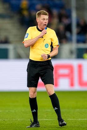 Christian Dingert Referee , Crop, Full body, Single image, Single photo, Action, Action, 29 11 2025, Sinsheim Germany , Soccer, Bundesliga, TSG 1899 Hoffenheim FC Augsburg, DFB DFL REGULATIONS PROHIBIT ANY USE OF PHOTOGRAPHS AS IMAGE SEQUENCES AND OR QUASI VIDEO xozx