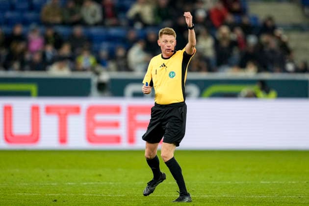Christian Dingert Referee , gives instructions, gestures, gesticulates with arms, cropped, full body, single image, single photo, action, action, 29 11 2025, Sinsheim Germany , Football, Bundesliga, TSG 1899 Hoffenheim FC Augsburg, DFB DFL REGULATIONS PROHIBIT ANY USE OF PHOTOGRAPHS AS IMAGE SEQUENCES AND OR QUASI VIDEO xozx