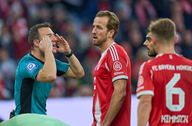 referee Felix Zwayer discusses with Harry Kane of FC Bayern München Danel Sinani of St.Pauli in the match FC BAYERN MÜNCHEN - FC ST. PAULI 3-1 on November 29, 2025 at Allianz Arena München, Germany. Season 2026 2026, 1.Bundesliga, FCB, matchday 12,