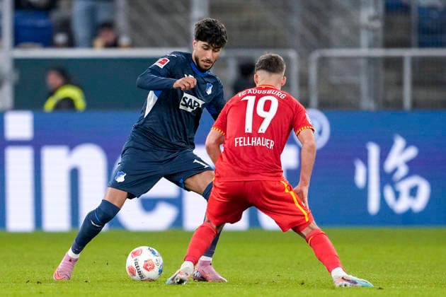 v li Muhammed Damar Hoffenheim, 10 , Robin Fellhauer FCA, 19 , duel, duel, tackle, tackling, dynamics, action, action, 29 11 2025, Sinsheim Germany , Football, Bundesliga, TSG 1899 Hoffenheim FC Augsburg, DFB DFL REGULATIONS PROHIBIT ANY USE OF PHOTOGRAPHS AS IMAGE SEQUENCES AND OR QUASI VIDEO xozx