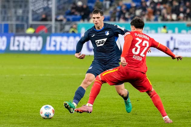 v li Robin Hranac Hoffenheim, 2 , Fabian Rieder FCA, 32 , duel, duel, tackle, tackling, dynamics, action, action, 29 11 2025, Sinsheim Germany , Football, Bundesliga, TSG 1899 Hoffenheim FC Augsburg, DFB DFL REGULATIONS PROHIBIT ANY USE OF PHOTOGRAPHS AS IMAGE SEQUENCES AND OR QUASI VIDEO xozx