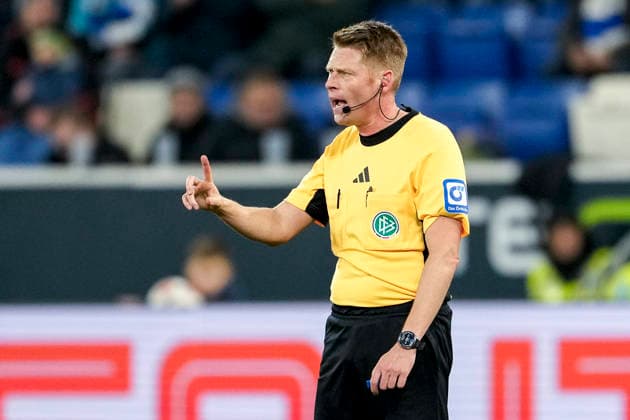 Christian Dingert Referee , gives instructions, gestures, gesticulates with arms, single image, single photo, action, action, 29 11 2025, Sinsheim Germany , Soccer, Bundesliga, TSG 1899 Hoffenheim FC Augsburg, DFB DFL REGULATIONS PROHIBIT ANY USE OF PHOTOGRAPHS AS IMAGE SEQUENCES AND OR QUASI VIDEO xozx