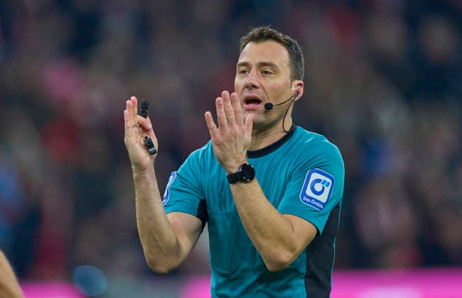 referee Felix Zwayer with whistle, gestures, shows, watch, individual action, Schiedsrichter, Hauptschiedsrichter, schiri, Pfeiffe, Pfiff, in the match FC BAYERN MÜNCHEN - FC ST. PAULI 3-1 on November 29, 2025 at Allianz Arena München, Germany. Season 2026 2026, 1.Bundesliga, FCB, matchday 12,