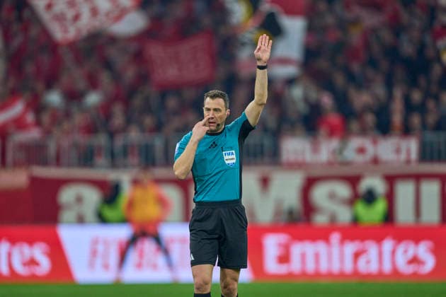 referee Felix Zwayer with whistle, gestures, shows, watch, individual action, Schiedsrichter, Hauptschiedsrichter, schiri, Pfeiffe, Pfiff, in the match FC BAYERN MÜNCHEN - FC ST. PAULI 3-1 on November 29, 2025 at Allianz Arena München, Germany. Season 2026 2026, 1.Bundesliga, FCB, matchday 12,