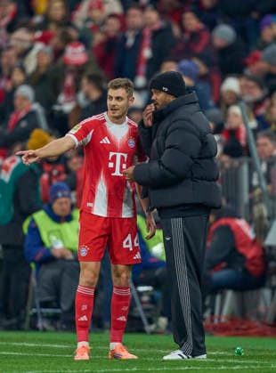 Josip Stanisic of FC Bayern München Head coach Vincent Kompany of Bayern München in the match FC BAYERN MÜNCHEN - FC ST. PAULI 3-1 on November 29, 2025 at Allianz Arena München, Germany. Season 2026 2026, 1.Bundesliga, FCB, matchday 12,