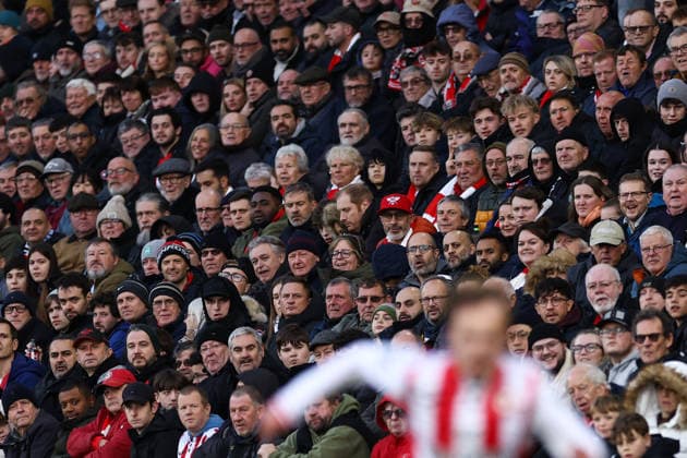 Brentford gegen Burnley 29 November 2025, London Premier League Fußball Brentford gegen Burnley Fans schauen zu Foto Jacques Feeney Abseits London UK  Copyright: xJacquesxFeeneyx xOffsidexOffside