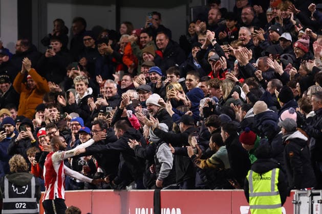 Brentford gegen Burnley 29. November 2025, London Premier League Fußball Brentford gegen Burnley Igor Thiago von Brentford feiert sein zweites Tor mit den Fans Foto Jacques Feeney Abseits London UK  Copyright: xJacquesxFeeneyx xOffsidexOffside