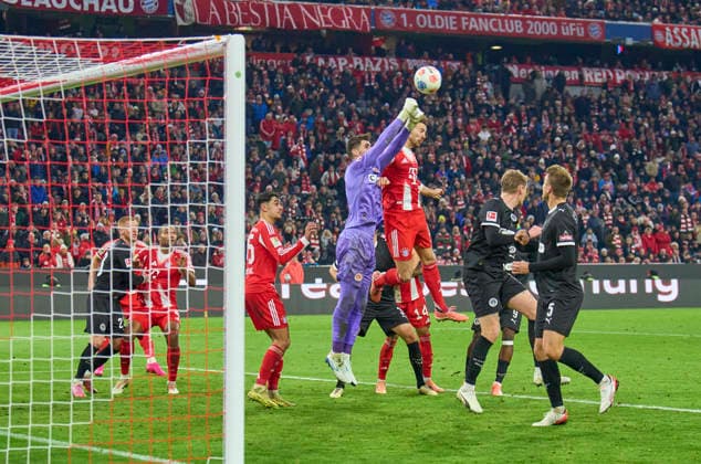 Leon Goretzka of FC Bayern München Aleksandar Pavlovic of Bayern München compete for the ball, tackling, duel, header, zweikampf, action, fight against Nikola Vasilj of St.Pauli in the match FC BAYERN MÜNCHEN - FC ST. PAULI 3-1 on November 29, 2025 at Allianz Arena München, Germany. Season 2026 2026, 1.Bundesliga, FCB, matchday 12,