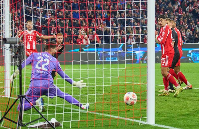 Harry Kane of FC Bayern München missed a chance for goal against Nikola Vasilj of St.Pauli in the match FC BAYERN MÜNCHEN - FC ST. PAULI 3-1 on November 29, 2025 at Allianz Arena München, Germany. Season 2026 2026, 1.Bundesliga, FCB, matchday 12,