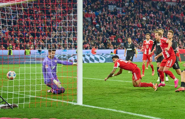 Sport Bilder des Tages Luis Fernando Diaz of FC Bayern München scores, shoots goal , Tor, Treffer, Torschuss, 2-1 against Nikola Vasilj of St.Pauli in the match FC BAYERN MÜNCHEN - FC ST. PAULI 3-1 on November 29, 2025 at Allianz Arena München, Germany. Season 2026 2026, 1.Bundesliga, FCB, matchday 12,