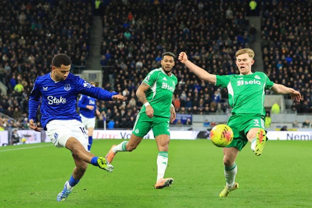 29th November 2025; Hill Dickinson Stadium, Liverpool, England; Premier League Football, Everton versus Newcastle United; Lewis Hall of Newcastle United attempts to block a cross from Iliman Ndiaye of Everton  DavidxBlunsden