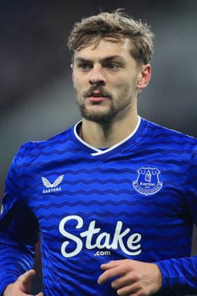 29th November 2025; Hill Dickinson Stadium, Liverpool, England; Premier League Football, Everton versus Newcastle United; Kiernan Dewsbury-Hall of Everton  DavidxBlunsden