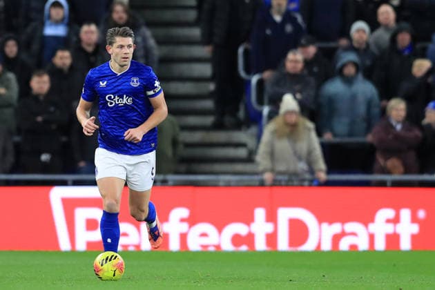 29th November 2025; Hill Dickinson Stadium, Liverpool, England; Premier League Football, Everton versus Newcastle United; James Tarkowski of Everton brings the ball forward  DavidxBlunsden