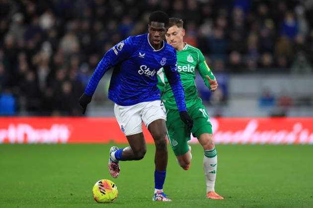 29th November 2025; Hill Dickinson Stadium, Liverpool, England; Premier League Football, Everton versus Newcastle United; Thierno Barry of Everton is tracked by Harvey Barnes of Newcastle United  DavidxBlunsden