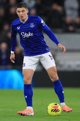 29th November 2025; Hill Dickinson Stadium, Liverpool, England; Premier League Football, Everton versus Newcastle United; Vitali Mykolenko of Everton controls the ball  DavidxBlunsden