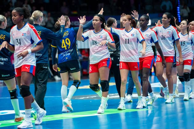 Handball I Women I World Championship I Preliminary round I 2 Matchday I Cuba Sweden I 29 11 2025 Cuba after the match, Lorena Aide Tellez Delgado 18, Cuba , Diancy Caridad Gonzalez Romero 11, Cuba Stuttgart Porsche Arena Baden Württemberg Germany Copyright: xLobeca MaxxPetershansx
